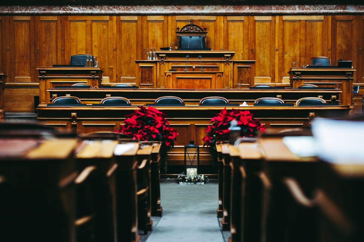 Interior de un tribunal